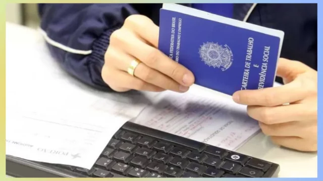 Homem com carteira de trabalho na mão, confira novas vagas de emprego em aracaju